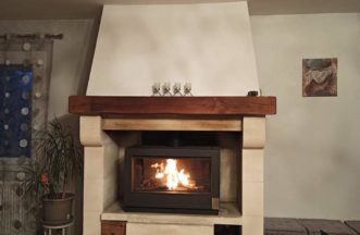 Insertion d'un poêle dans une cheminée pour une meilleur diffusion de la chaleur, plus de propreté et plus de sécurité.